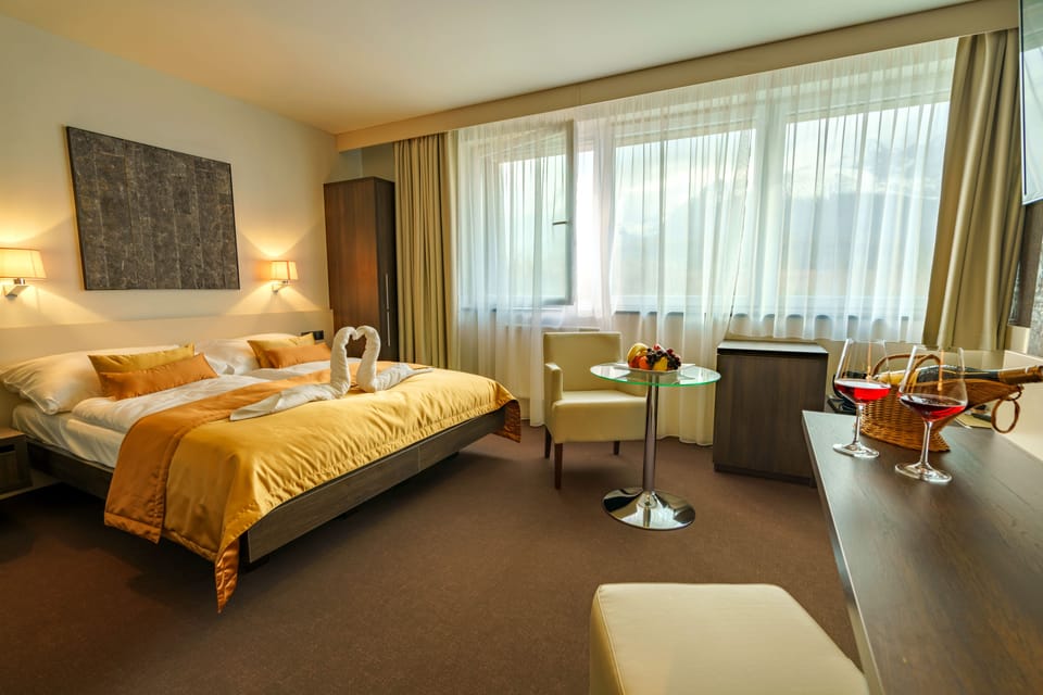 Standard Room | Minibar, in-room safe, desk, free WiFi