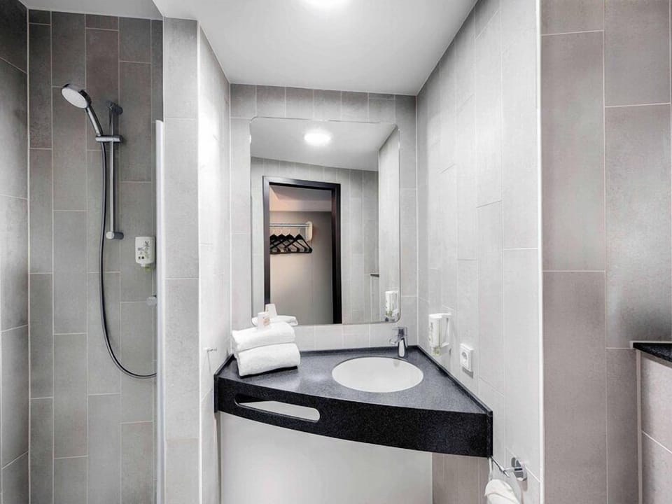 Twin Room, Non Smoking | Bathroom | Shower, free toiletries, hair dryer, towels
