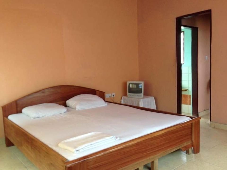 Single Room, Garden View | Desk, iron/ironing board (on request)