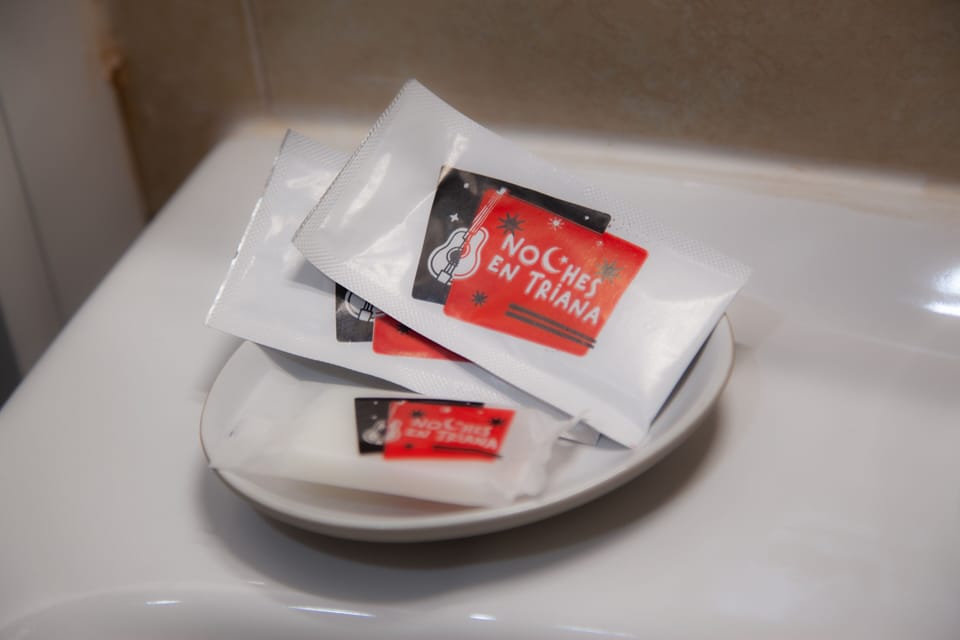 Family Room | Bathroom | Shower, free toiletries, towels