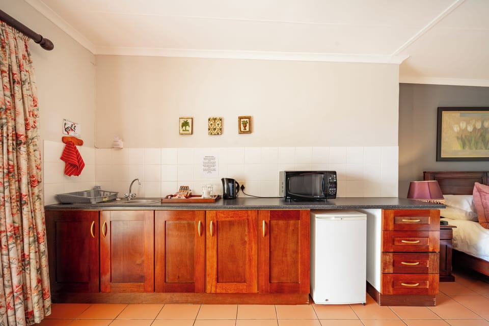 Standard Room | Private kitchen | Mini-fridge, microwave, electric kettle, toaster