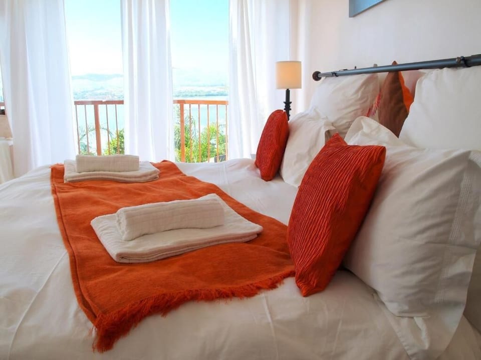 Minibar, in-room safe, rollaway beds, bed sheets