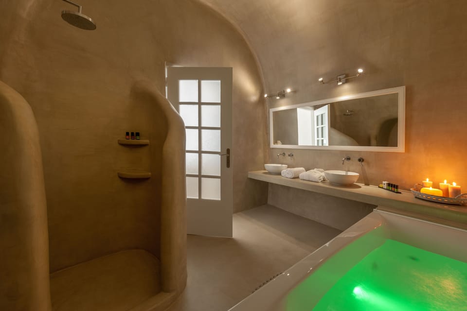 Luxury Suite, Jetted Tub,Caldera View | Bathroom | Eco-friendly toiletries, hair dryer, towels
