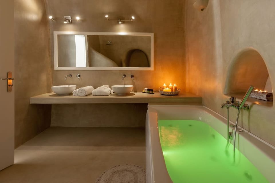 Luxury Suite, Jetted Tub,Caldera View | Bathroom | Eco-friendly toiletries, hair dryer, towels