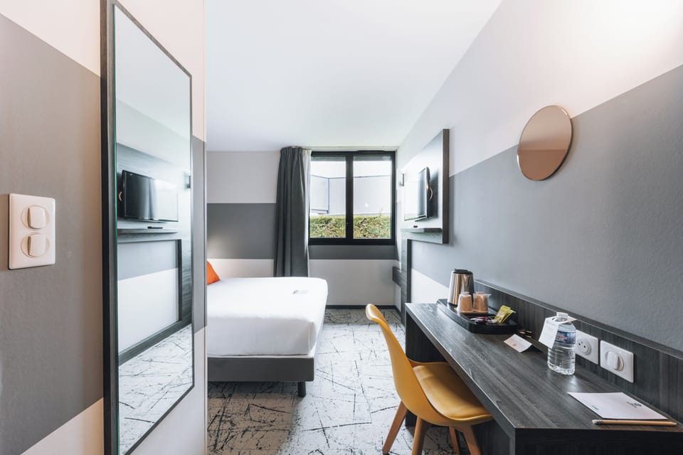 Standard Room, 1 Queen Bed, Non Smoking | In-room safe, desk, laptop workspace, soundproofing
