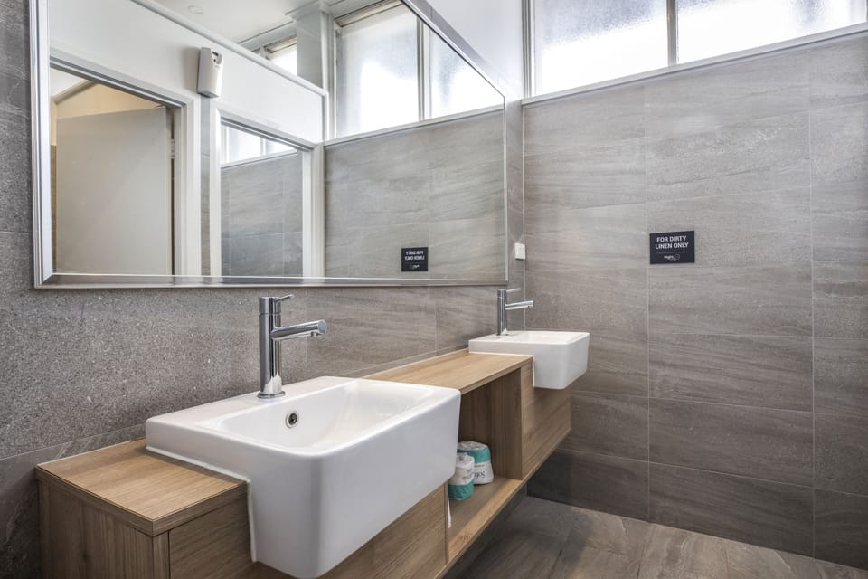 Economy Queen with Shared Facilities | Shared bathroom