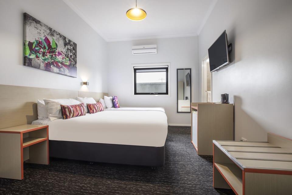 Studio Queen & Extra Bed | Desk, iron/ironing board, free WiFi, bed sheets