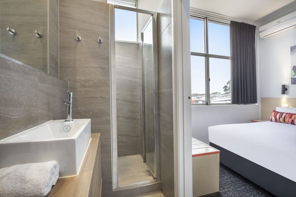 Studio Queen | Bathroom | Free toiletries, towels