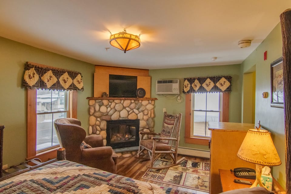 Classic Room, 1 Queen Bed | Individually decorated, iron/ironing board, free WiFi