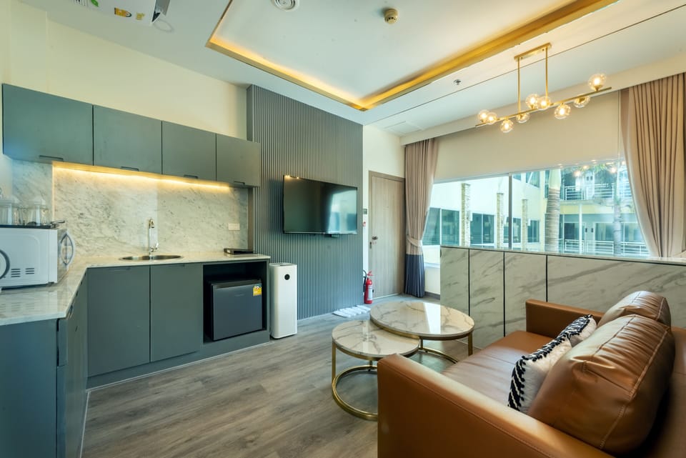 Family Suite, 2 Bedrooms | Private kitchenette | Fridge, microwave
