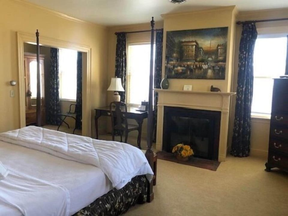 Deluxe Room, 1 King Bed | Premium bedding, desk, soundproofing, iron/ironing board