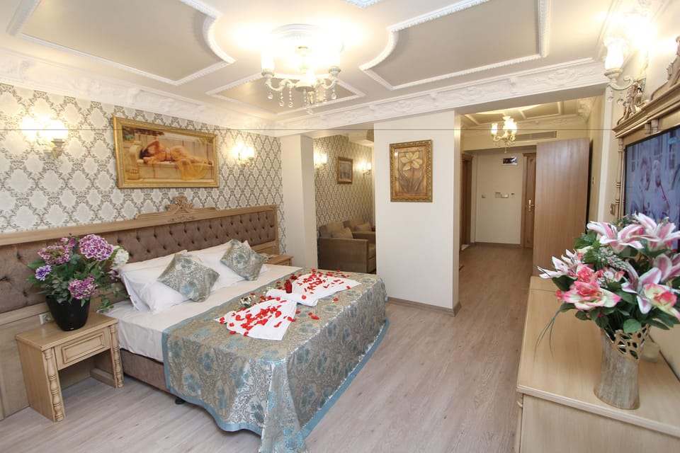 Family Room | Minibar, in-room safe, individually decorated, individually furnished