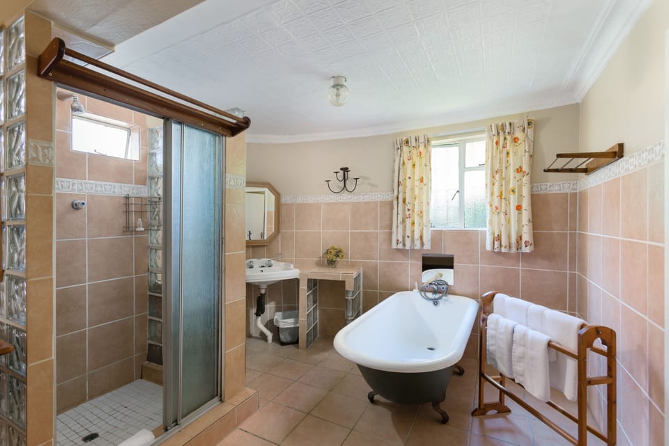 Executive Room, 1 Bedroom (Executive Double/Twin with Sleeper) | Bathroom | Deep soaking tub, rainfall showerhead, free toiletries, hair dryer