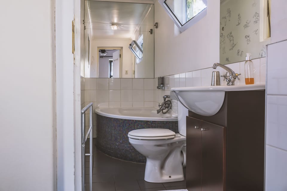 Lilac Suite | Bathroom | Hair dryer, towels, soap, shampoo