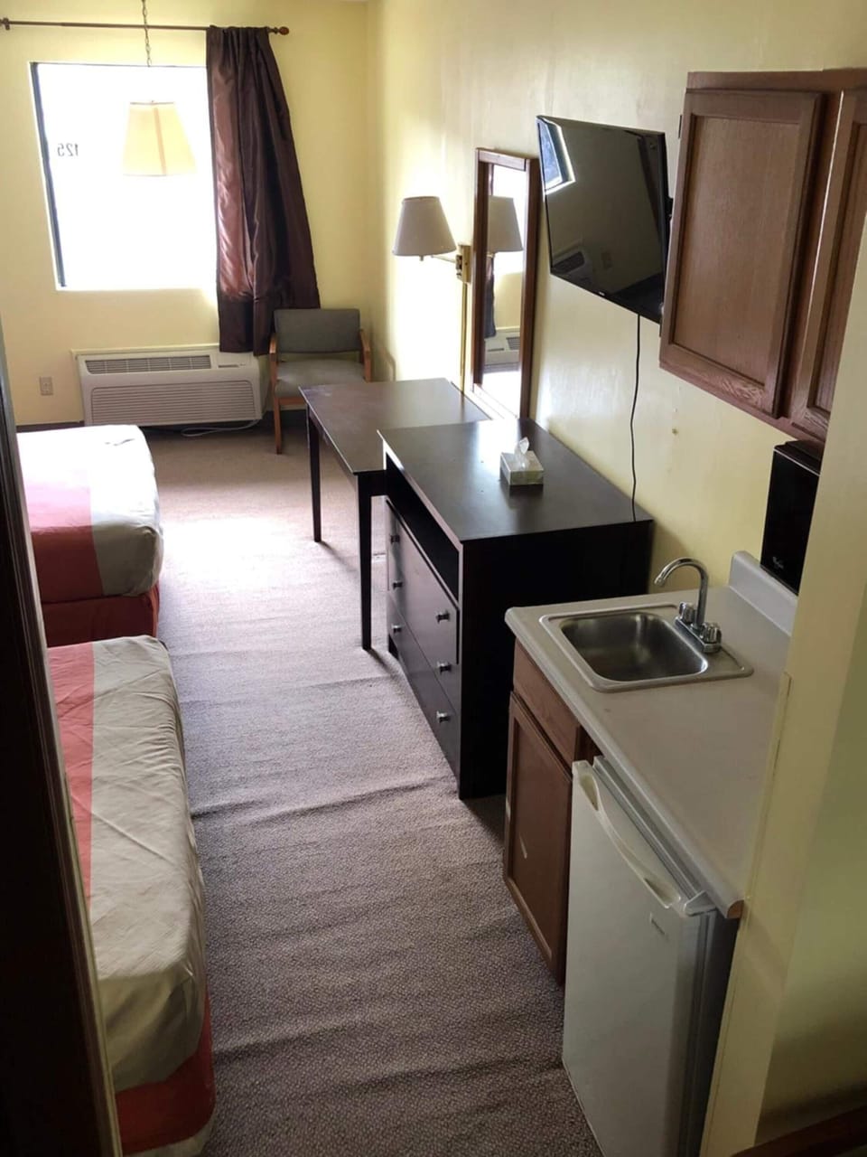 Desk, soundproofing, free WiFi