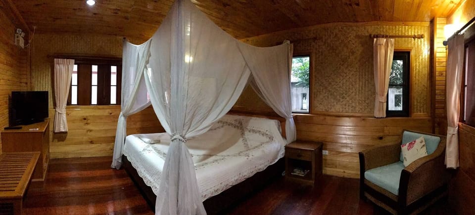 Deluxe Room | Minibar (some free items), desk, WiFi (free), bed sheets
