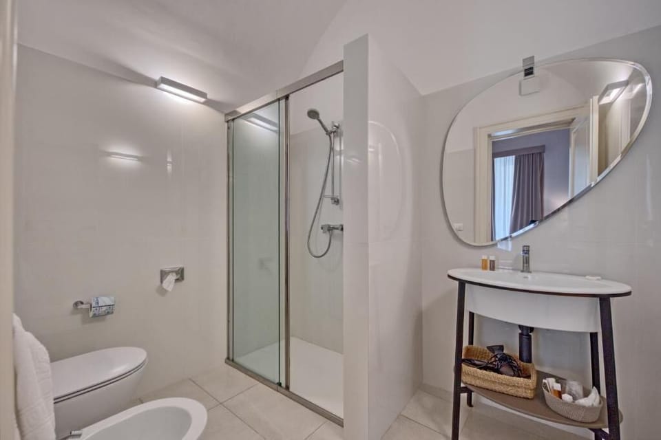 Deluxe Room | Bathroom | Shower, free toiletries, hair dryer, slippers
