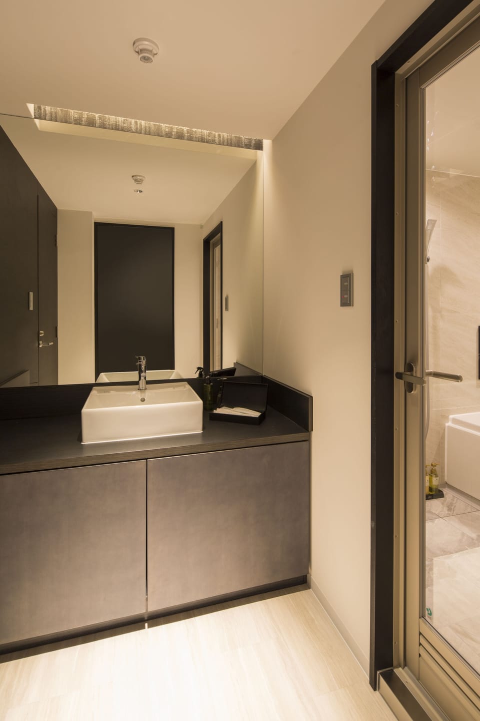 Combined shower/tub, deep soaking tub, rainfall showerhead