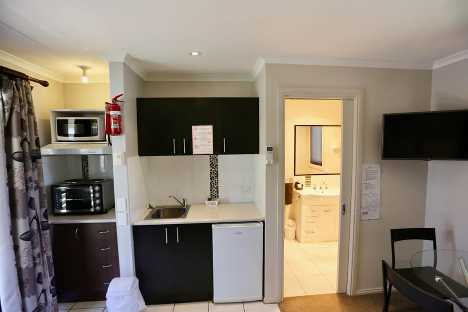 Gumnut | Private kitchen | Microwave, electric kettle, cookware/dishes/utensils