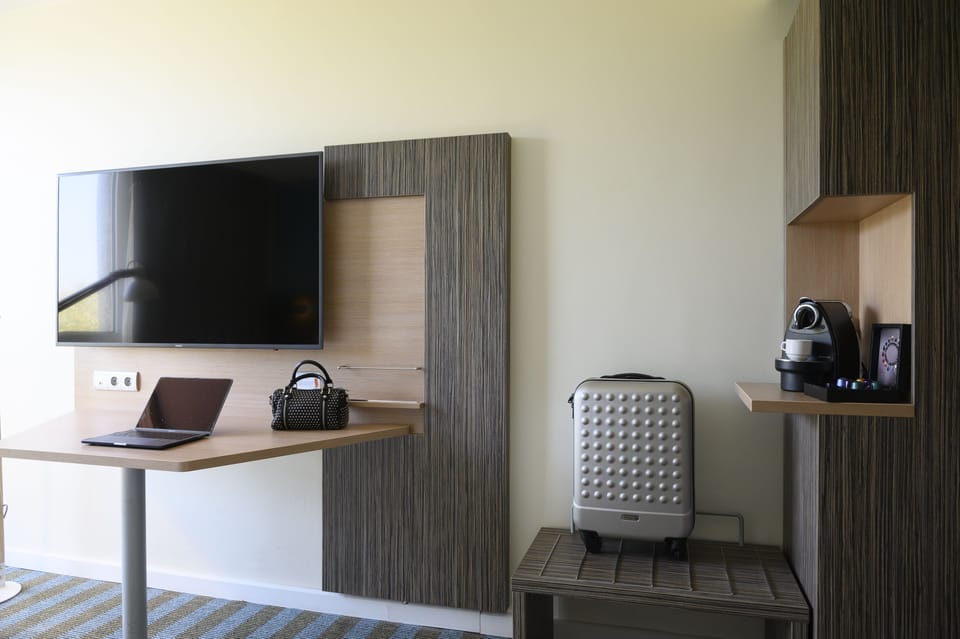 Privilege, Standard Room, 1 King Bed | Premium bedding, Select Comfort beds, desk, blackout drapes