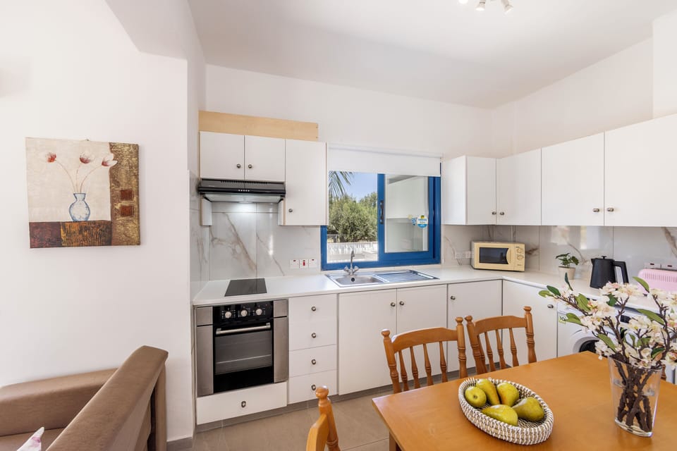Bungalow, 1 Bedroom (8825) | Private kitchen | Full-size fridge, microwave, oven, stovetop