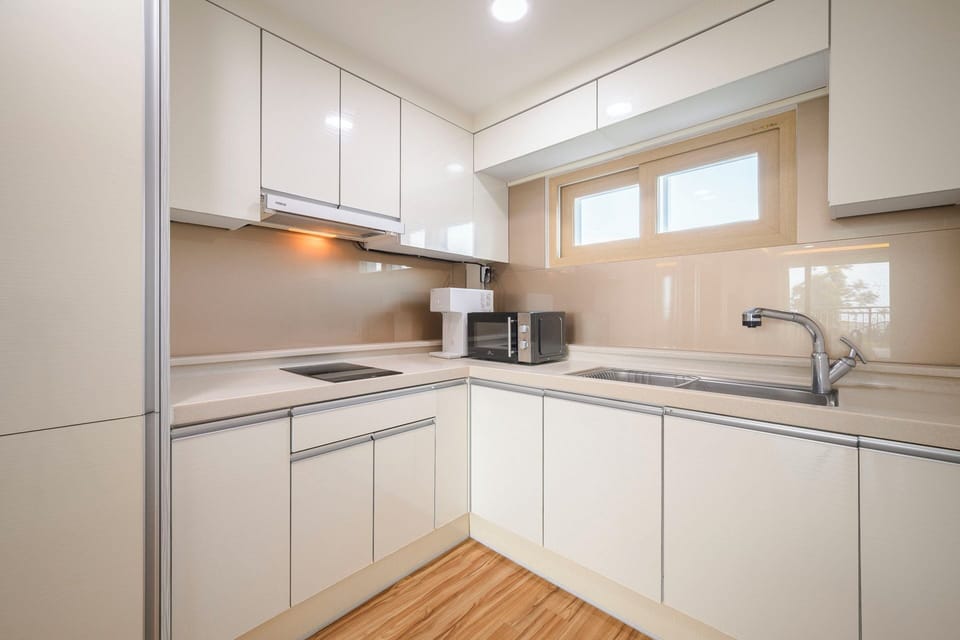 Suite, 2 Bedrooms, Non Smoking, Partial Ocean View | Private kitchen | Fridge, microwave, rice cooker, cookware/dishes/utensils