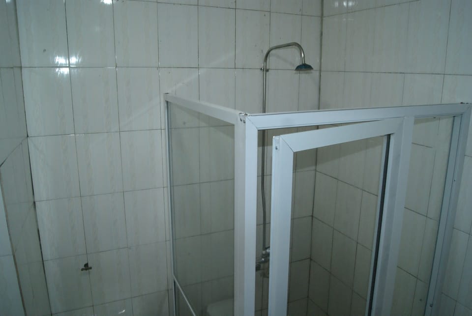 Family Room | Bathroom shower