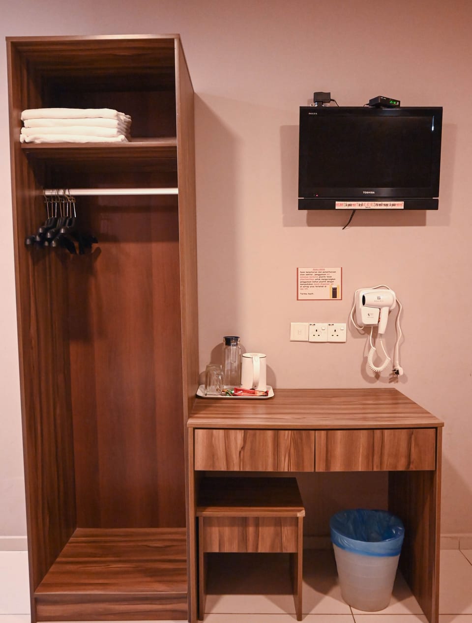 Family Room | Desk, iron/ironing board (on request), WiFi (free)
