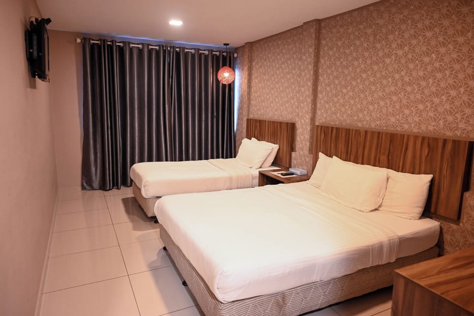 Deluxe Room | Desk, iron/ironing board (on request), WiFi (free)
