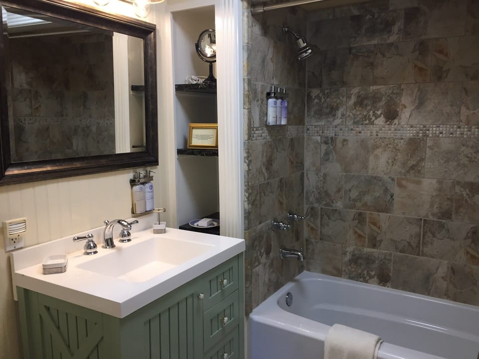 Oak Grove Cottage Suite, 1 King Bed | Bathroom | Free toiletries, hair dryer, bathrobes, slippers