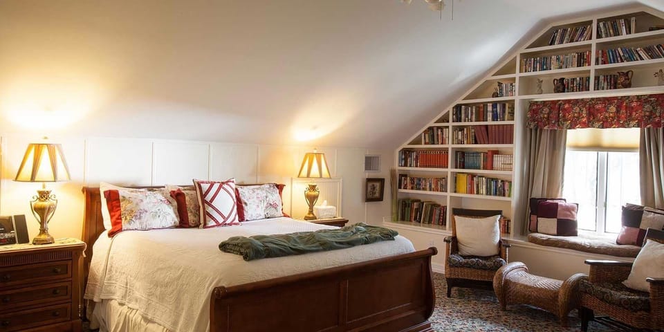 Library Loft, 1 King Bed, Jetted Tub | Egyptian cotton sheets, premium bedding, memory foam beds, minibar