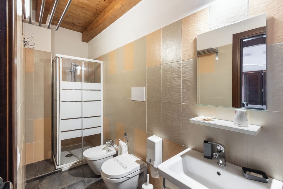 Family Condo | Bathroom | Shower, rainfall showerhead, free toiletries, hair dryer