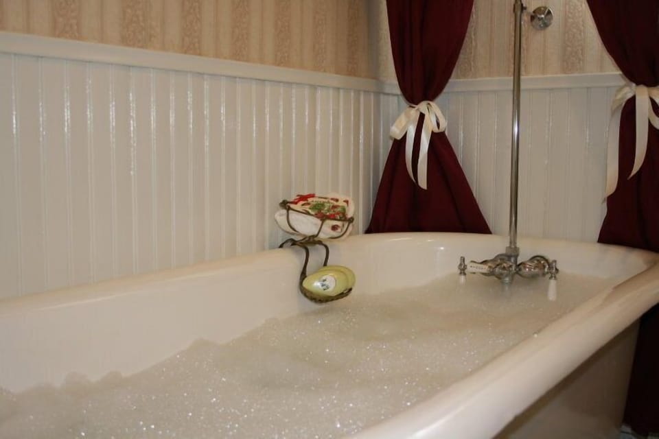 House, 1 Bedroom, Fireplace (Maximum 2 Guests) | Deep soaking bathtub