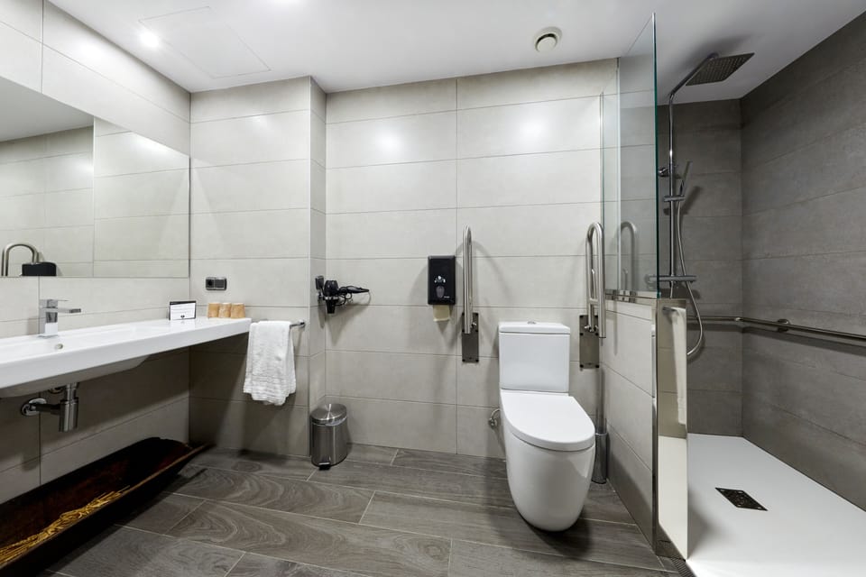 Superior Triple Room | Bathroom | Shower, free toiletries, hair dryer, towels