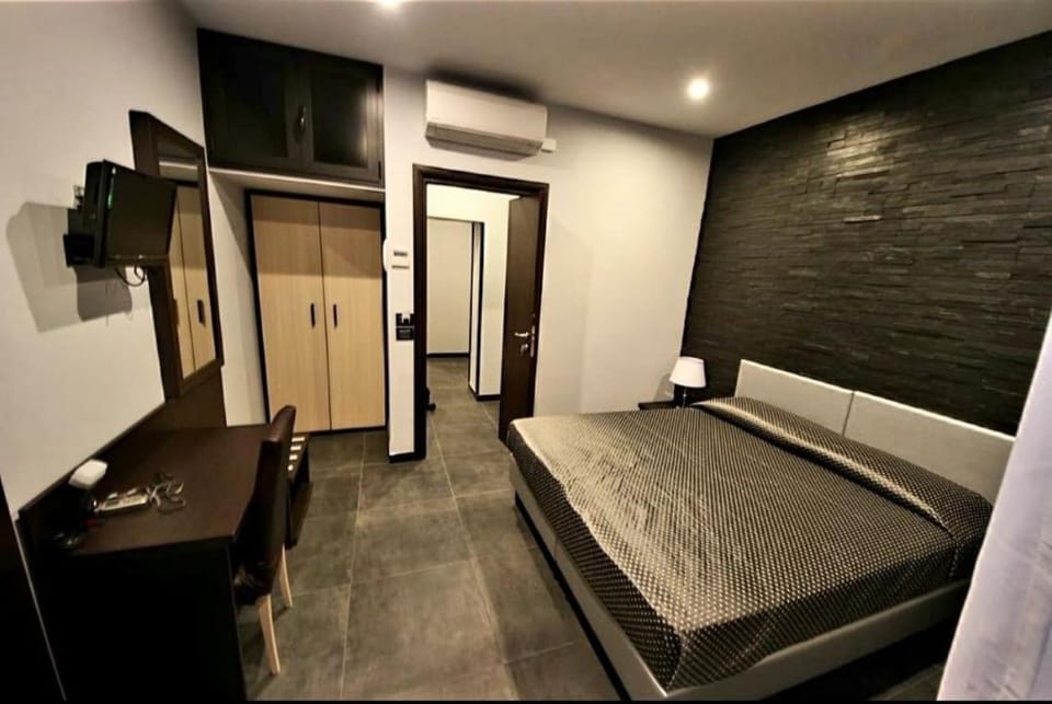 Standard Double or Twin Room | Minibar, in-room safe, desk, iron/ironing board