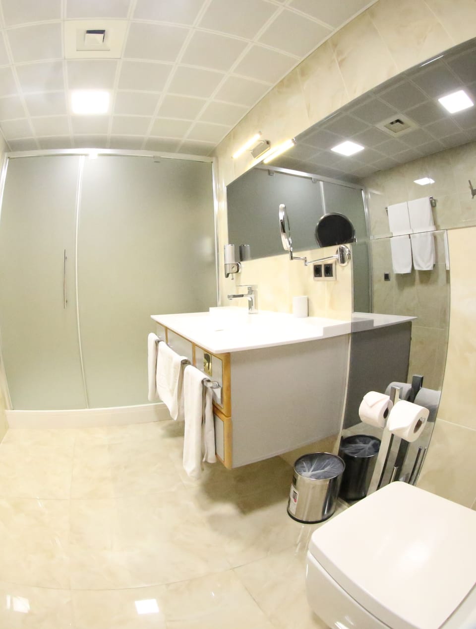 Shower, rainfall showerhead, free toiletries, hair dryer