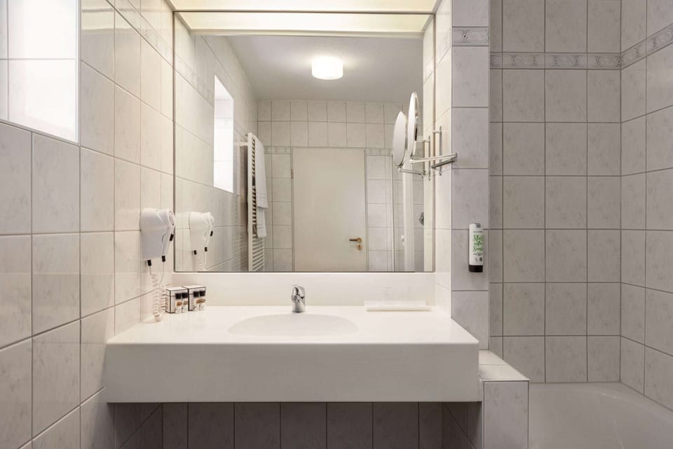 Suite | Bathroom | Free toiletries, towels, soap, shampoo