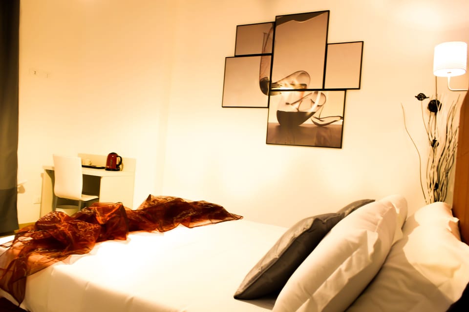 Premium bedding, down comforters, minibar, in-room safe