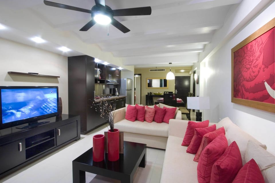Deluxe Suite, Hot Tub, Sea View | In-room safe, laptop workspace, iron/ironing board, bed sheets