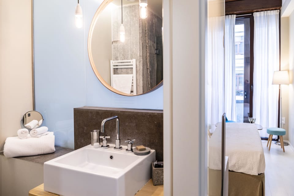 Shower, rainfall showerhead, free toiletries, hair dryer