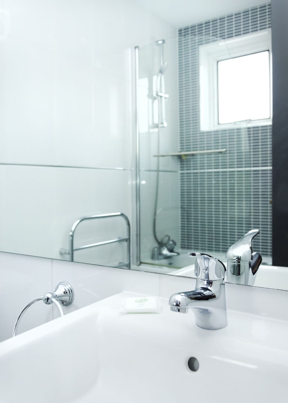 Combined shower/tub, free toiletries, hair dryer, towels