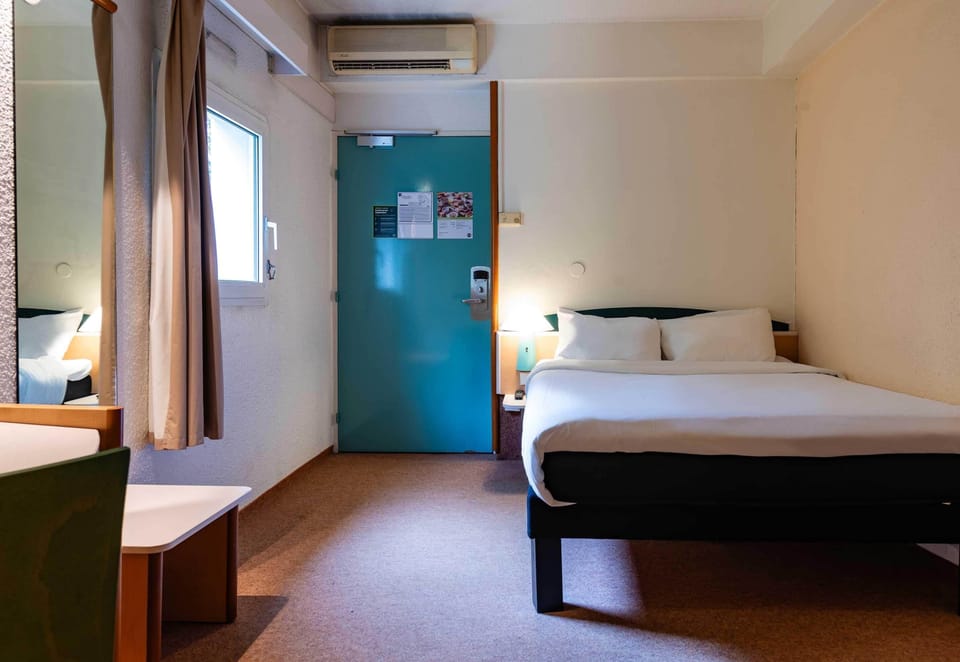 Standard Double Room, Mobility Accessible, Non Smoking | Desk, soundproofing, iron/ironing board (on request), WiFi (free)