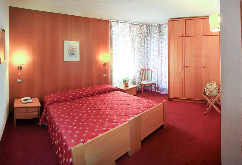 Desk, cribs/infant beds, free WiFi, bed sheets