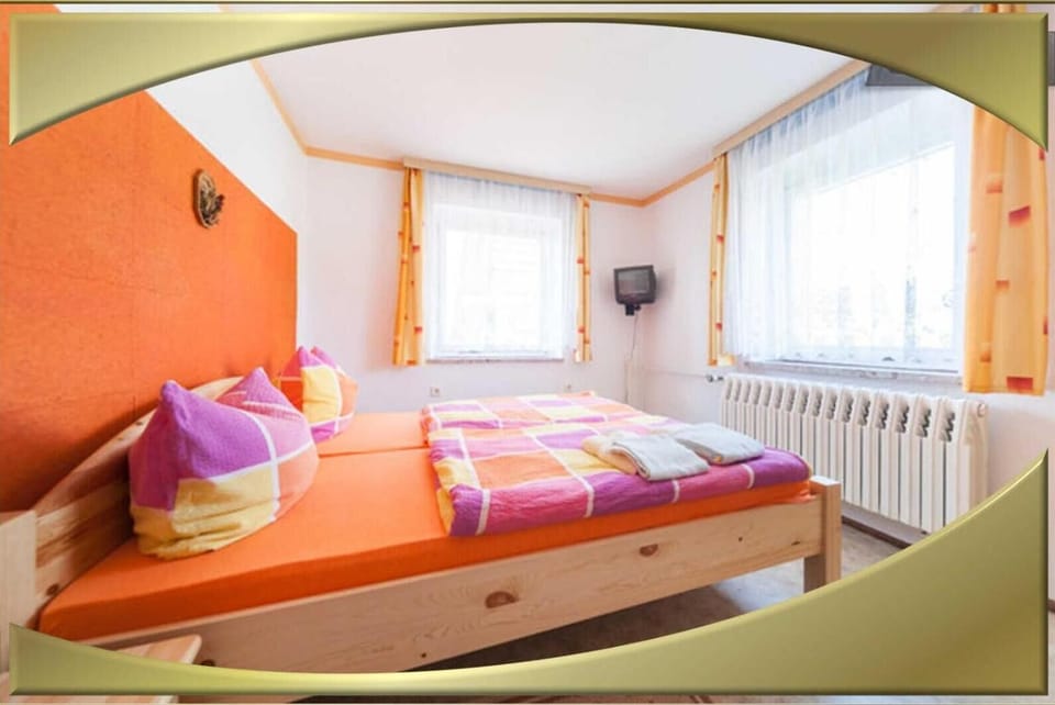 1 bedroom, free cribs/infant beds, rollaway beds