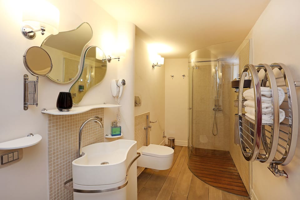 Double Room, 1 Double Bed, Private Bathroom | Bathroom | Shower, rainfall showerhead, free toiletries, hair dryer