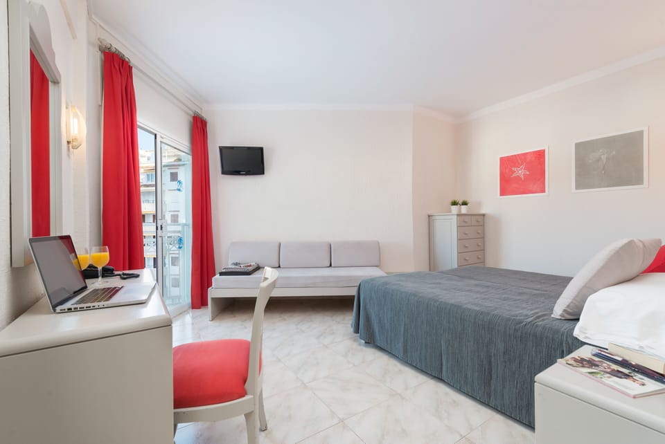 Triple Room, Balcony | In-room safe, desk, blackout drapes, soundproofing