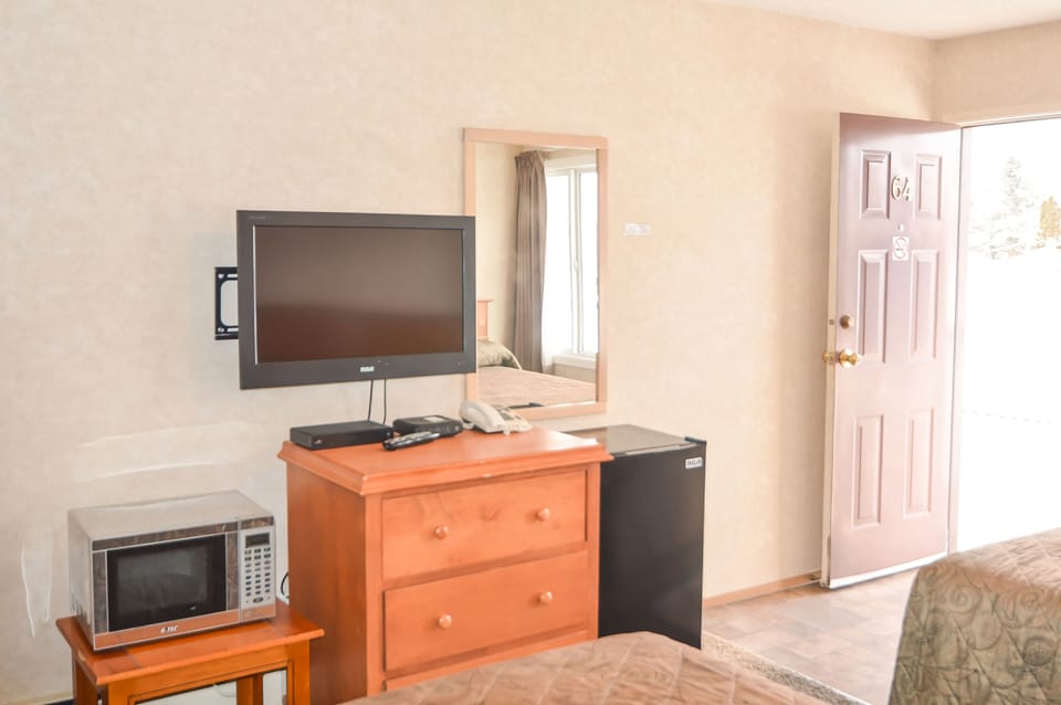 Standard Studio, 2 Queen Beds | Room amenity