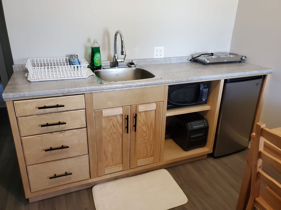 Family Room | Private kitchen | Coffee/tea maker, fridge, microwave