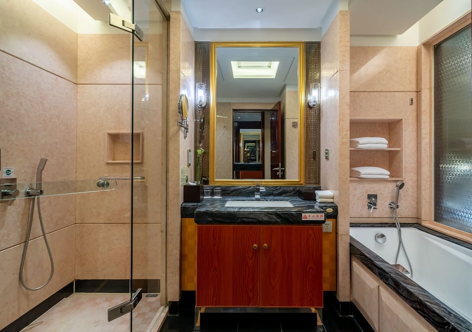 Combined shower/tub, deep soaking tub, free toiletries, hair dryer