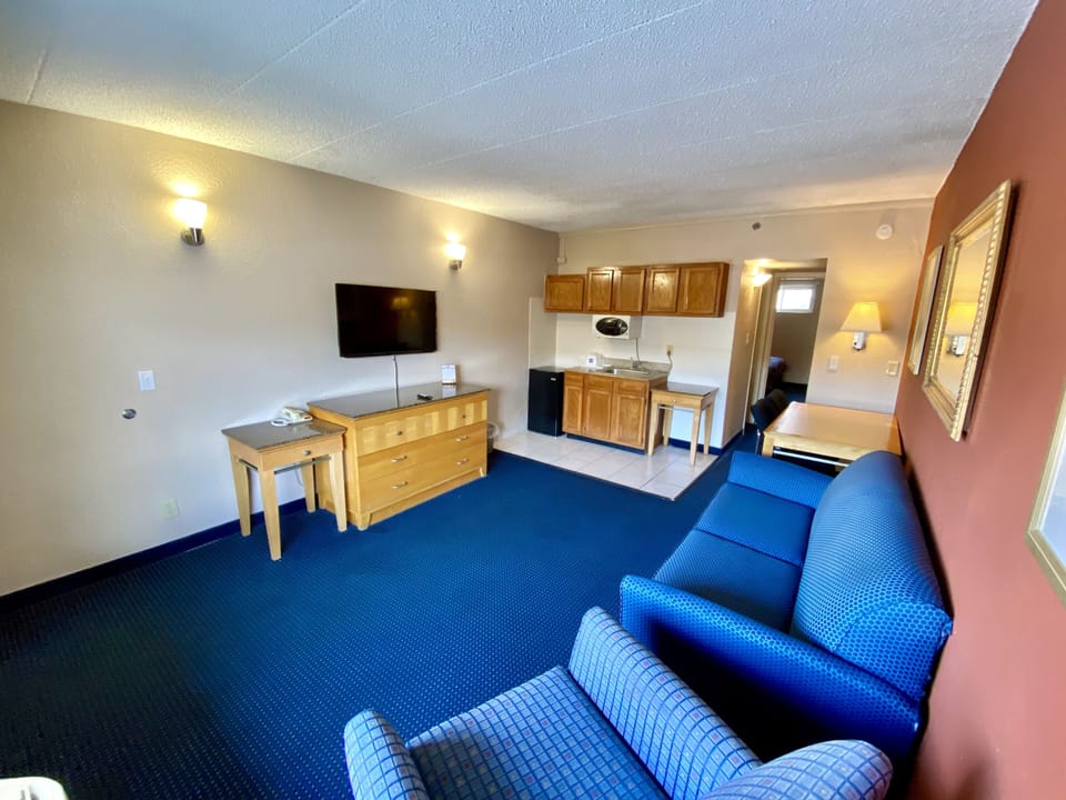 Deluxe Suite, 1 Bedroom | Living room | 43-inch LED TV with cable channels, TV